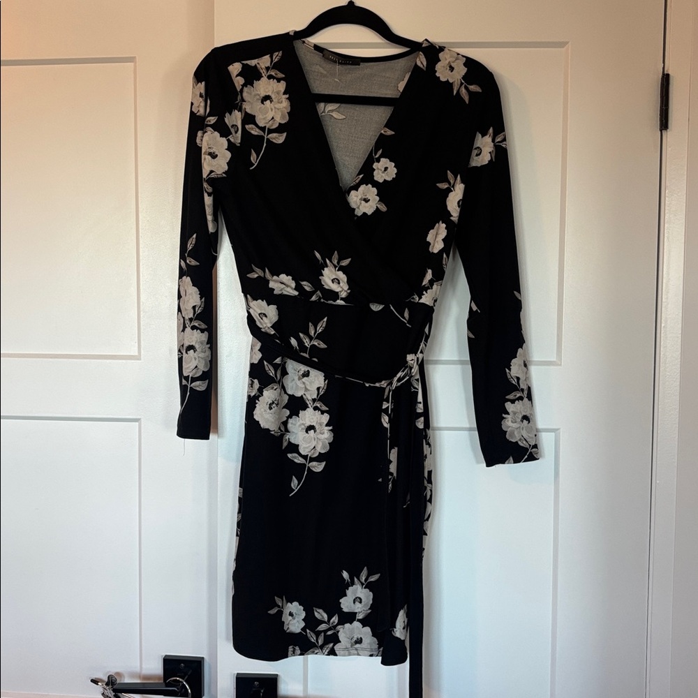 ✨ANY 2 FOR 15 ANY 3 FOR 20✨- Long Sleeve Wraparound Black and White Floral Dress